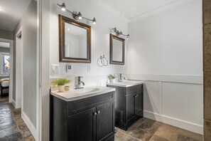 Bathroom - Spacious 4 Bedroom Home Near Bowness Park 🌿 (Calgary)