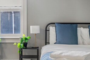 4 habitaciones, tabla de planchar con plancha, wifi y ropa de cama 