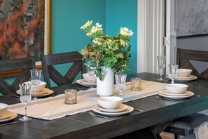 Dining - Spacious 4 Bedroom Home Near Bowness Park 🌿 (Calgary)