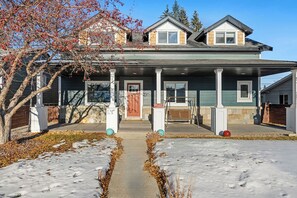 Exterior - Spacious 4 Bedroom Home Near Bowness Park 🌿 (Calgary)