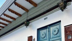Ein Gebäude mit einer blauen Tür, einer Steinmauer und einem Holzfensterrahmen.