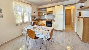 Fridge, microwave, oven, cookware/dishes/utensils - Apartment direkt am Meer für 2-3 Personen by Interhome (Novi Vinodolski)