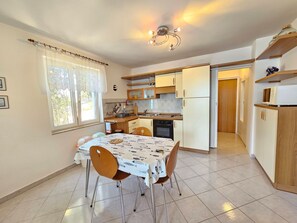 Fridge, microwave, oven, cookware/dishes/utensils - Apartment direkt am Meer für 2-3 Personen by Interhome (Novi Vinodolski)