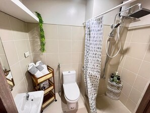 Bathroom - Cozy 1-bedroom condo with AC in serene Pasay City (Pasay City)