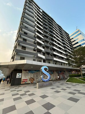 Exterior - Cozy 1-bedroom condo with AC in serene Pasay City (Pasay City)