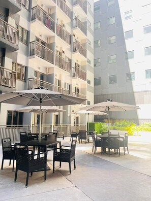 Outdoor dining - Cozy 1-bedroom condo with AC in serene Pasay City (Pasay City)