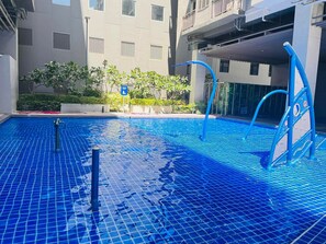 Pool - Cozy 1-bedroom condo with AC in serene Pasay City (Pasay City)