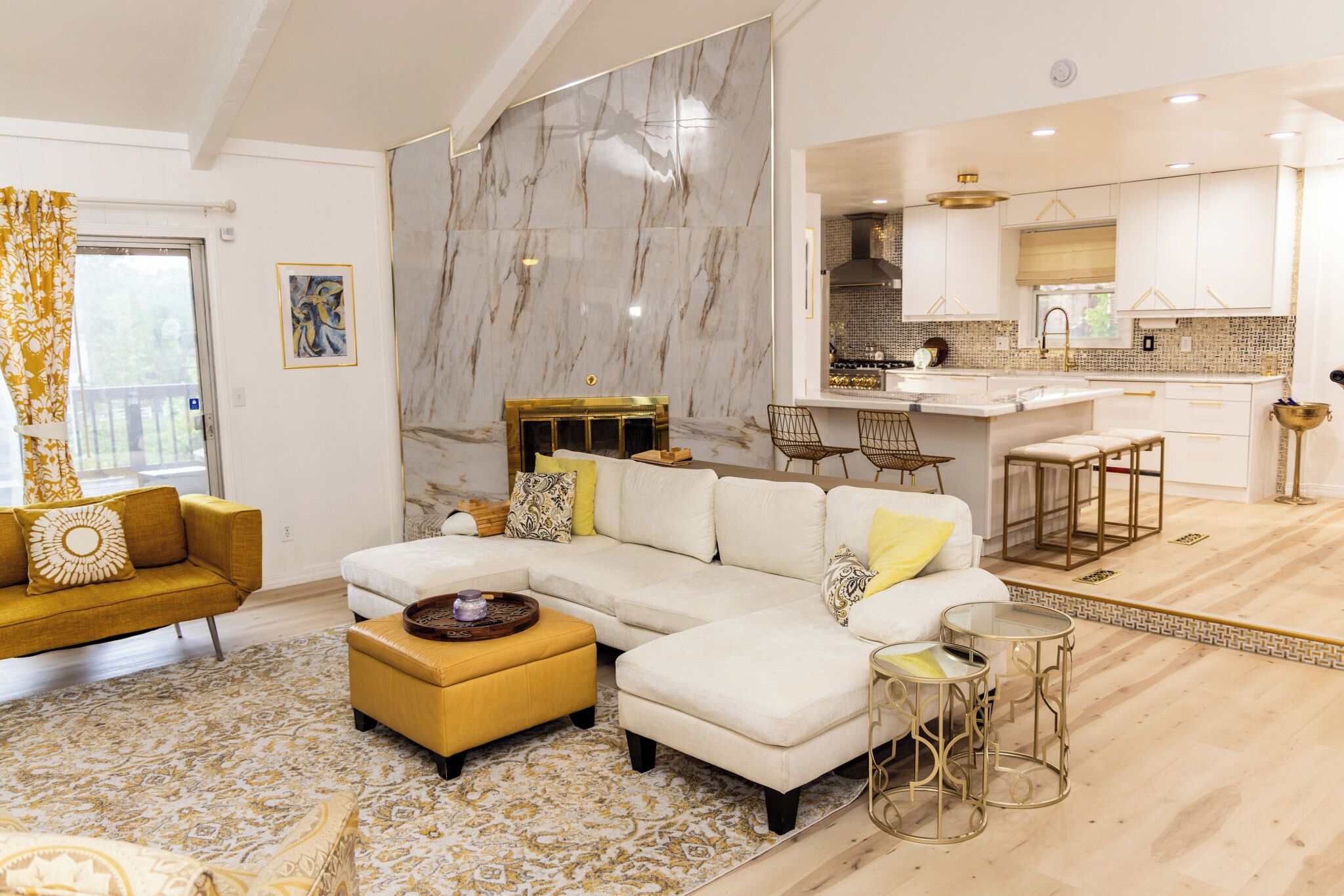 Smart TV, caminetto, tavolo da ping pong, libri