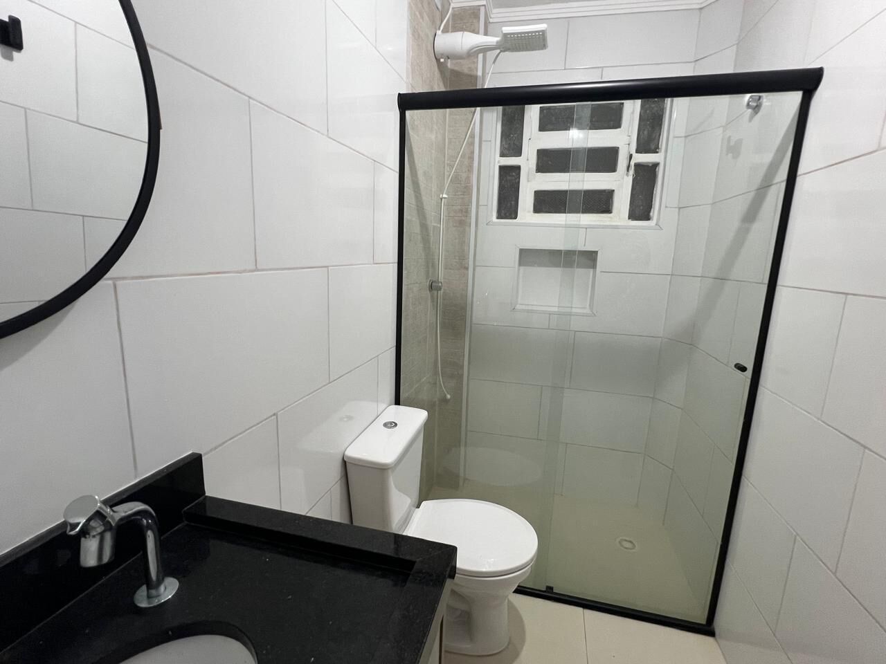 Toalhas de banho, sabonete, papel higiênico 