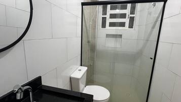 Toalhas de banho, sabonete, papel higiênico