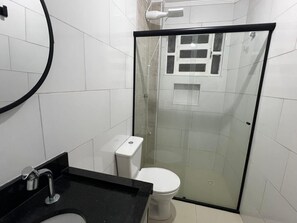 Towels, soap, toilet paper - Fully renovated apartment with a partial sea view. (Praia Grande)