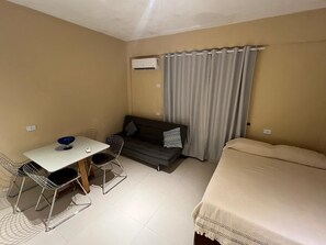 Interior - Fully renovated apartment with a partial sea view. (Praia Grande)