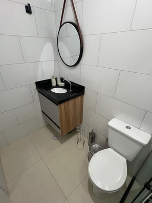 タオル、石鹸、トイレットペーパー
