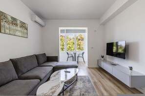 House - Central Tirana 1BR Apartment Near Main Square (Tirana)