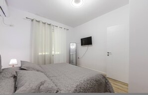 House - Central Tirana 1BR Apartment Near Main Square (Tirana)