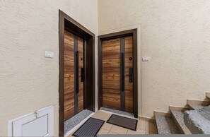 House - Central Tirana 1BR Apartment Near Main Square (Tirana)