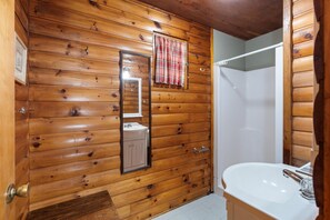 Bathroom - Cabin #5 - Half Moon Resort (Emily)