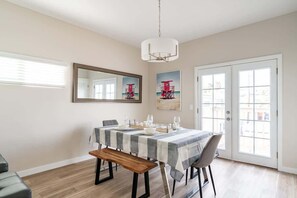 Dining - 1 Block to Sand Stylish 6BR complex (San Diego)