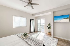 Iron/ironing board, travel crib, WiFi, bed sheets - 1 Block to Sand Stylish 6BR complex (San Diego)