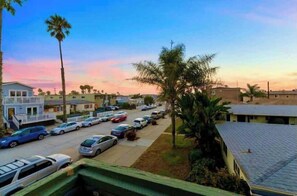 Property grounds - 1 Block to Sand Stylish 6BR complex (San Diego)