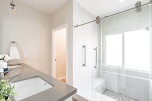 Dusche, Haartrockner, Shampoo