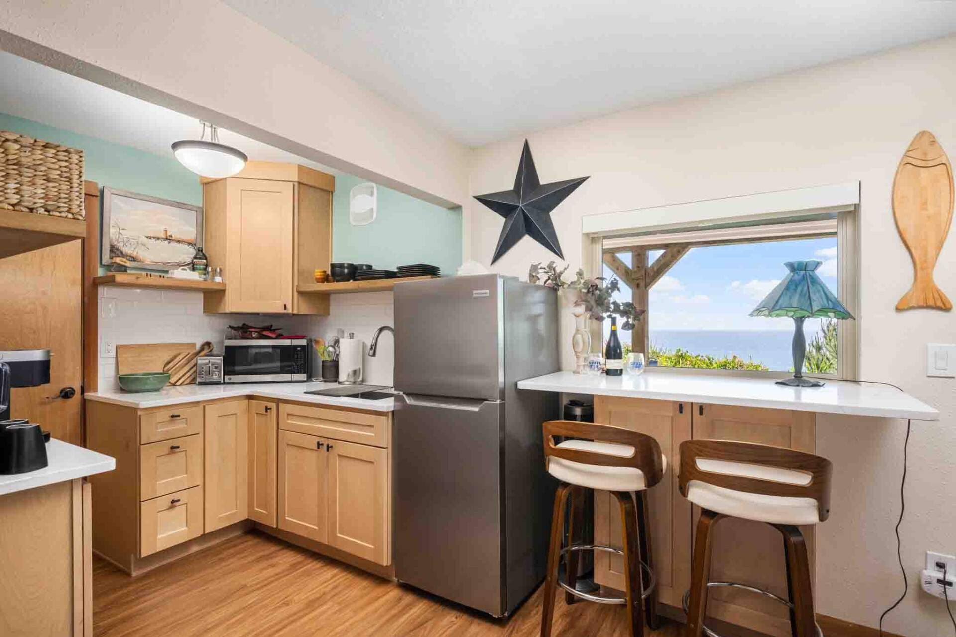 Fridge, oven, stovetop, coffee/tea maker