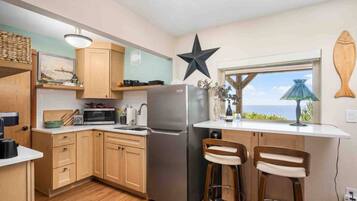 Fridge, oven, stovetop, coffee/tea maker