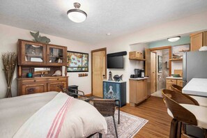 Free WiFi, bed sheets - Romantic Oceanview Escape | Cozy Studio Retreat Steps from the Pacific (Lincoln City)