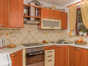 Fridge, microwave, oven, cookware/dishes/utensils - Apartment Buki-Geza by Interhome (Crikvenica/Dramalj)