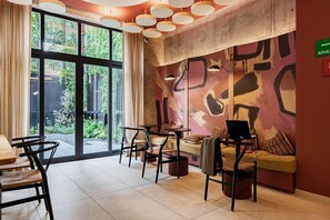 Ein modernes Interieur mit einem großen Fenster, einem Sofa, einem Tisch und einem Laptop.
