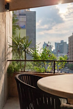 Outdoor dining - Stylish Apartment with Balcony Steps from Cafe (Mexico City)