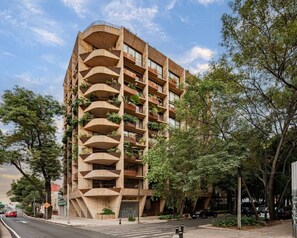 Exterior - Stylish Apartment with Balcony Steps from Cafe (Mexico City)