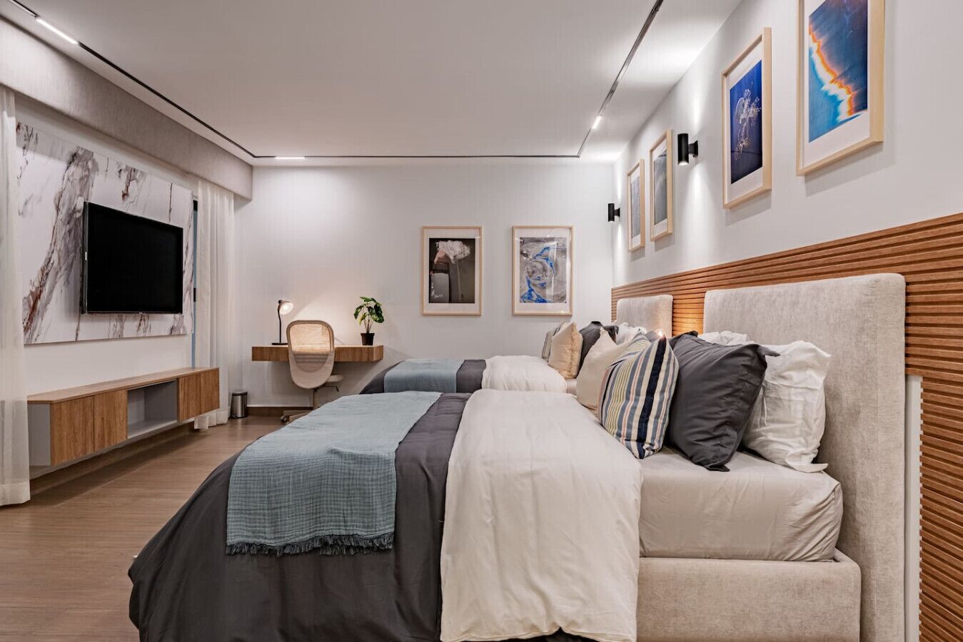 Desk, iron/ironing board, WiFi, bed sheets