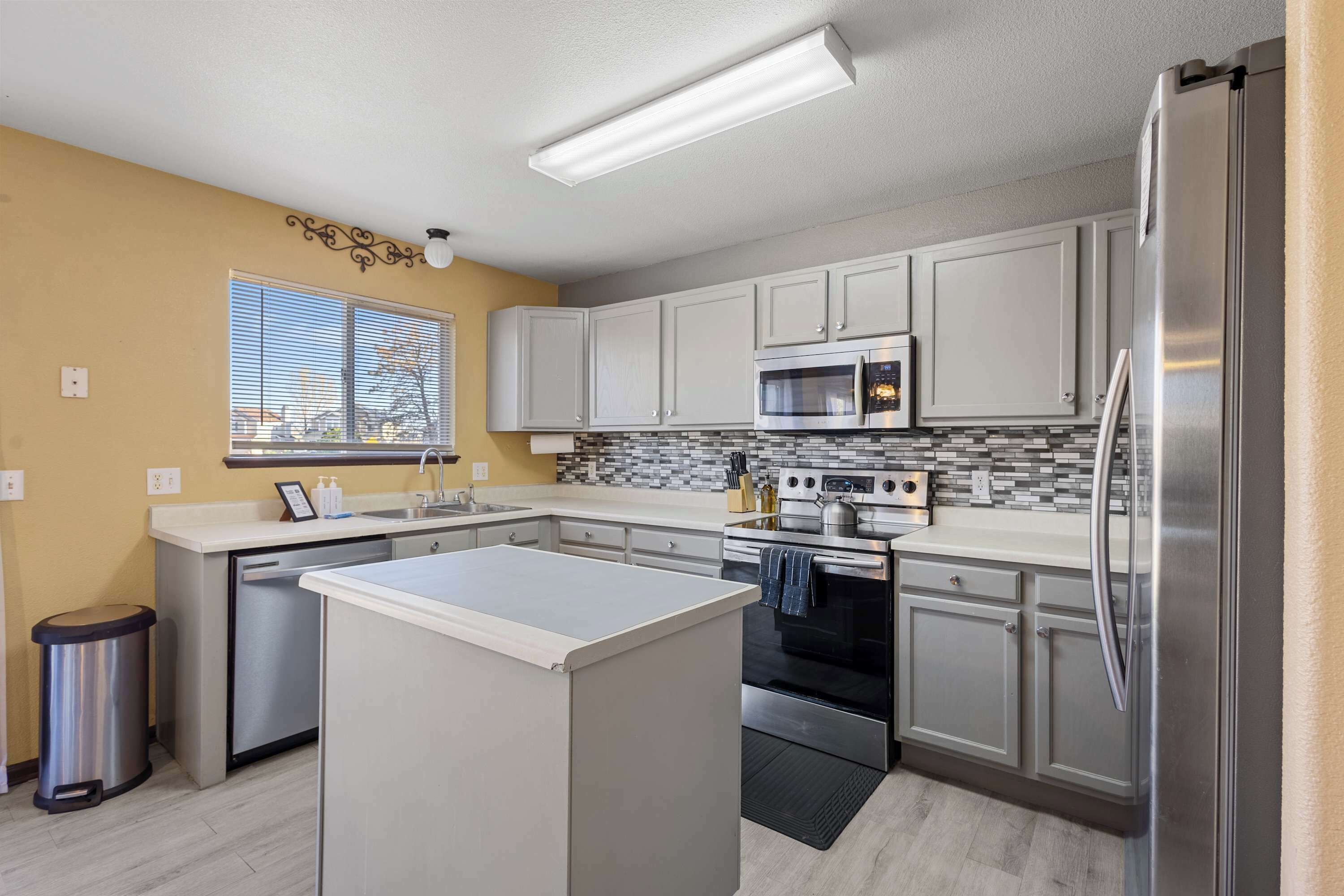 Geladeira, micro-ondas, fogão, cooktop