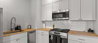 3BR Charming Home, Bright Space & Sleeps 6