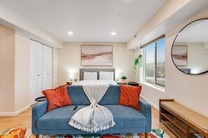 Desk, WiFi, bed sheets - 1BR Cozy Studio, Patio, Grill, Near Garden of Gods (Colorado Springs)