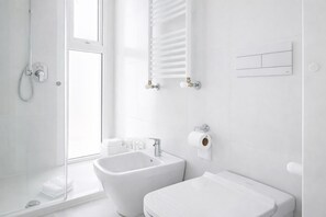 Articles de toilette écologiques, sèche-cheveux, bidet