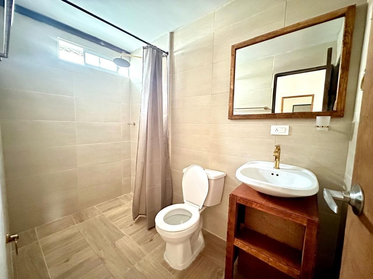 Haartrockner, Handtücher, Seife, Toilettenpapier