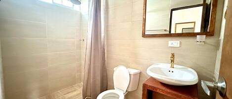 Haartrockner, Handtücher, Seife, Toilettenpapier