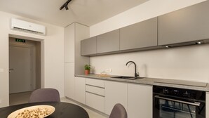 Frigorifero, forno, lavastoviglie, pentole/stoviglie/utensili