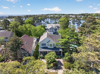 Beautiful Pet Friendly Rental with Fenced Back Yard Just over 1 block to the beach!