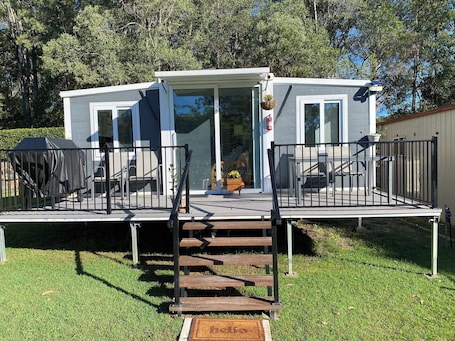 Et lille, etetages hus med en terrasse, et overdækket grillområde og en brandslukker.. Cute cabin on 1.5 acres in Mt Nathan, just 15 mins to movie world & wet n wild