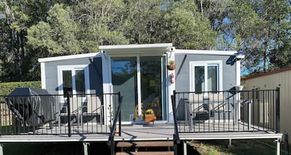 Cute cabin on 1.5 acres in Mt Nathan, just 15 mins to movie world & wet n wild
