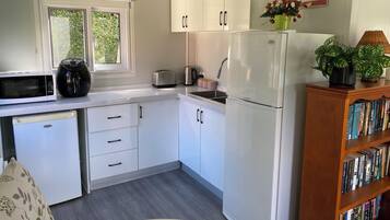 Kühlschrank, Mikrowelle, Ofen, Wasserkocher