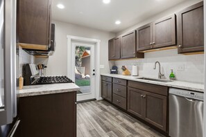 Refrigerador, microondas, horno y parrilla de estufa 