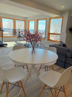 Dining - Scenic Walkout Suit/ 2 Beds+2 Baths/River Views（family- friendly） (Calgary)