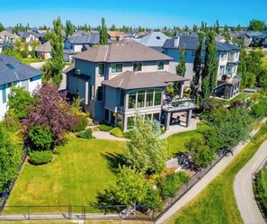 Exterior - Scenic Walkout Suit/ 2 Beds+2 Baths/River Views（family- friendly） (Calgary)