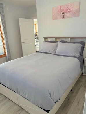 Room - Scenic Walkout Suit/ 2 Beds+2 Baths/River Views（family- friendly） (Calgary)