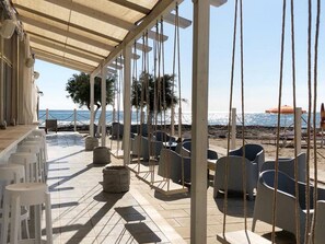 Outdoor dining - Flaches Meer aus Kiefernholz by Interhome (Carovigno)