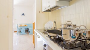Refrigerador, microondas, horno, utensilios de cocina